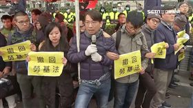 時代力量立委徐永明在總統府前抗議勞基法修法