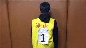 離譜，新北市政府竟有偷窺狼！新北市政府交通局2名女性科員，前天下午3時許上完廁所洗手時，發現其中一間廁所有人長時間佔用而且發生怪聲，正想要打電話求救時，突然1名黑衣男子奪門而出，嚇得2人花容失色，大喊：「有色狼！」男子立刻由安全梯逃下樓，駐衛警獲報到場已不見蹤影。警方調閱監視器後，今晨逮到34歲變態男，他供稱沒交過女友，因好奇才潛入市府女廁偷窺。