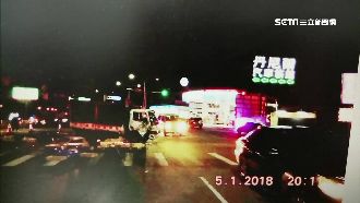 麵包車搶快左轉　司機未繫安全帶拋飛