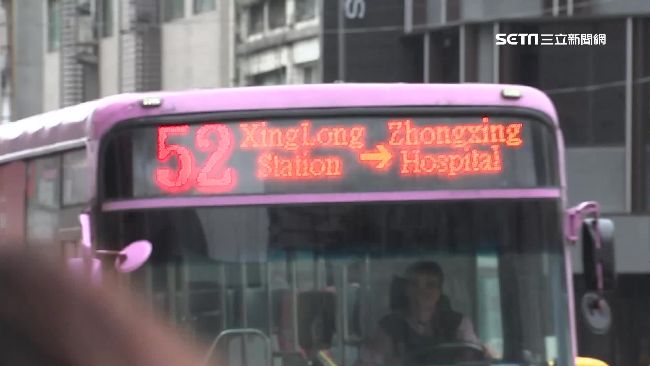 公車司機內急憋不住　趁紅燈下車解放