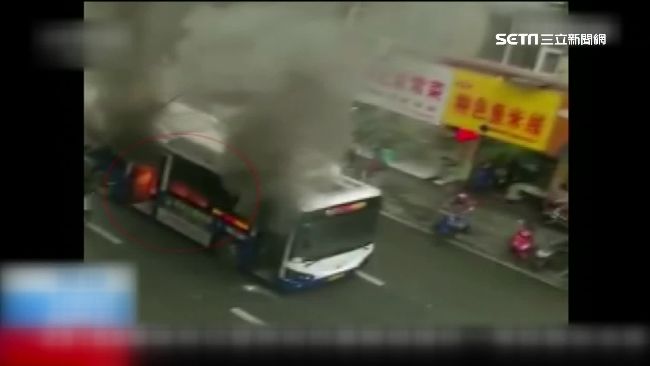 公車起火！司機果斷2動作救全車乘客