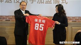 謝榮瑤提供徐生明味全龍球衣展覽。（圖／記者王怡翔攝）