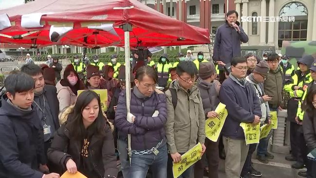 時力靜坐抗議　徐永明鐵鍊自栓抗警力