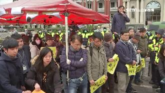 時力靜坐抗議　徐永明鐵鍊自栓抗警力