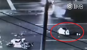 騎士遭轎車輾過垂死掙扎，竟又遭後頭車輛接二連三輾過身亡。（圖／翻攝澎湃新聞）