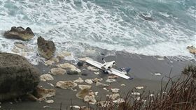 台東縣長濱鄉石雨傘港海岸傳輕航機墜海事故（圖／翻攝畫面）