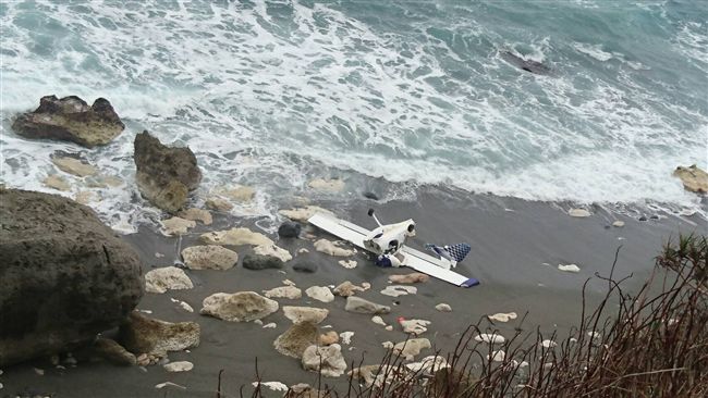 台東石雨傘港傳墜海　輕航機遭沖上岸