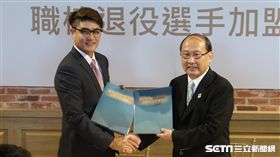 楊承駿加盟台灣人壽棒球隊。（圖／記者王怡翔攝）