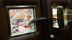 時力立委鐵鍊封門（1）立法院5日召開臨時會，時代力量5名立委在會議結束後擊碎議場內各門鎖，以鐵鍊鍊住，將門封死。中央社記者孫仲達攝  107年1月5日