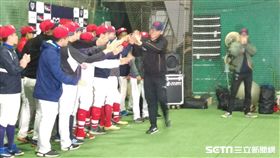 ▲Lamigo強打王柏融與棒球營學員擊掌。（圖／記者蕭保祥攝）