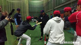 ▲中信兄弟釋出選手張正偉在YY棒球營指導短打。（圖／記者蕭保祥攝）