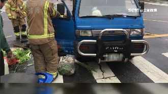 小貨車引擎起火　菜販塞蔬菜滅了火