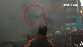 架關東梯救人！濃煙擾警消失足墜下