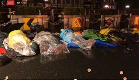 黃國昌躺在雨裡,時代力量,勞基法,抗議