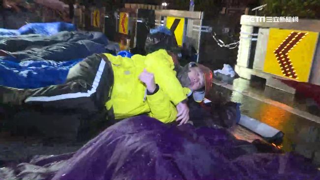 帳棚遭到強拆　黃國昌：心裡的雨更大