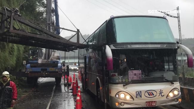 鐵架刺穿遊覽車窗戶　日客險傷及頭部