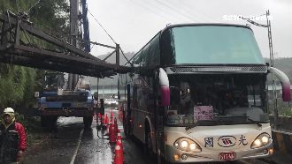 鐵架刺穿遊覽車窗戶　日客險傷及頭部