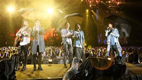 五月天,阿信,怪獸,冠佑,瑪莎,石頭,下雨,雨傘,小精靈,彩虹,雨衣,演唱會,人生無限公司,桃園國際棒球場（圖／翻攝自五月天臉書）