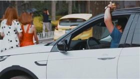 大陸校園附近出現飲料放車頂現象，疑似性仲介找賣春女生。（圖／翻攝北京時間）