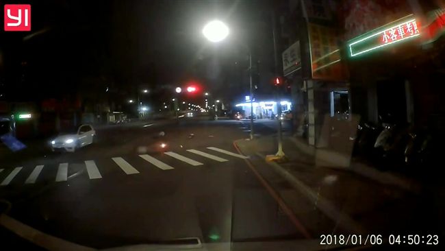 騎士貪快下橋直接左轉　慘遭汽車撞飛
