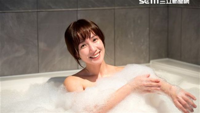 小薰《已讀》大尺度　打拳又裸背洗澡