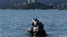 九蛙疊像隨水位升降　露出隻數不同日月潭九蛙疊像（圖）是潭區水位指標，由於日月潭水源供水力發電，發電廠從清晨到夜間持續用水，水位會逐漸降低，九蛙露出隻數也不同。中央社記者蕭博陽南投縣攝　107年1月7日