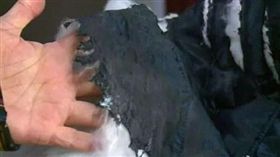 婦人身上的羽絨衣突然爆炸，讓她直呼「嚇死人」。（圖／翻攝美東僑報微博）