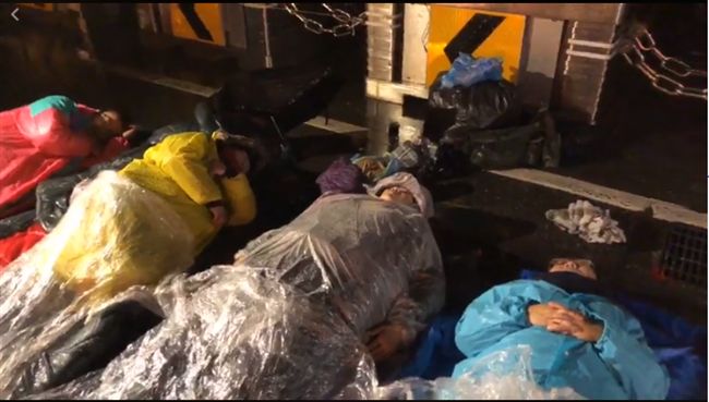 時力立委淋雨睡　網友：這天氣會死人