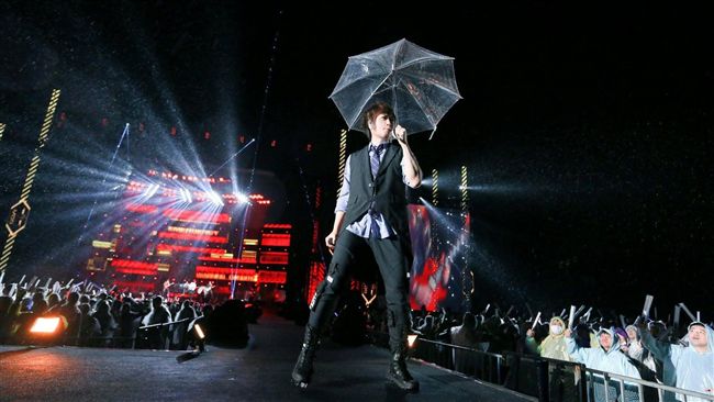 雨中狂喊加班　阿信感性告白惹哭歌迷