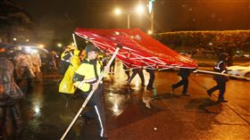 時力府前抗議遭警拆帳篷（3）時代力量立委在總統府前禁食抗議勞基法修法已逾24小時，7日凌晨警方強拆帳篷，預備下一波驅離動作。中央社記者徐肇昌攝 107年1月7日