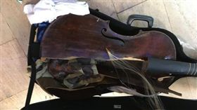 17世紀的古提琴在託運過程中，嚴重毀損。（圖／翻攝Myrna Herzog臉書）