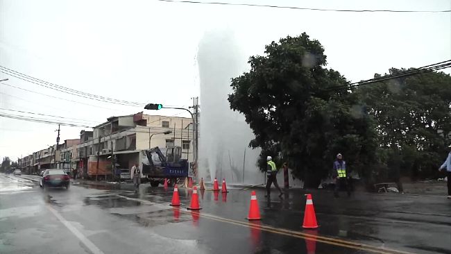 駕駛撞水閥肇逃　水衝3樓高噴7小時