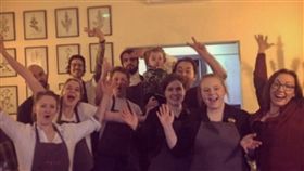 ▲員工周休3日不減薪！霸氣老闆兼主廚：想陪兒子長大。（圖／翻攝自@Aizle_Edinburgh推特）