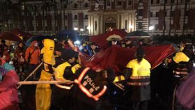 時代力量府前抗爭 警方凌晨動員拆除帳棚時代力量立委5日晚間發起到總統府前禁食抗議，持續至今超過24小時，7日凌晨警方動員到場強制拆除帳棚，現場一度混亂。中央社記者徐肇昌攝 107年1月7日