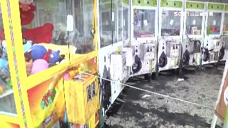 娃娃機遭潑漆　一個月前才風光開幕