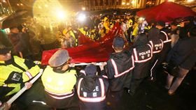 時力府前抗議遭警拆帳篷（1）時代力量立委在總統府前禁食抗議勞基法修法已逾24小時，7日凌晨警方強拆帳篷，預備下一波驅離動作。中央社記者徐肇昌攝 107年1月7日