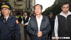 反對勞基法修惡，勞團與警察於立法院群賢樓外發生推擠，台北市警察局長陳嘉昌前往現場了解狀況。 圖／記者林敬旻攝