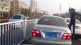 行車糾紛,大陸,山東,青島,甩棍,打人,三寶　圖／翻攝自微博