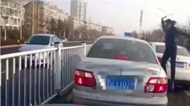 不爽前車亂切車道…她下車打人反被揍