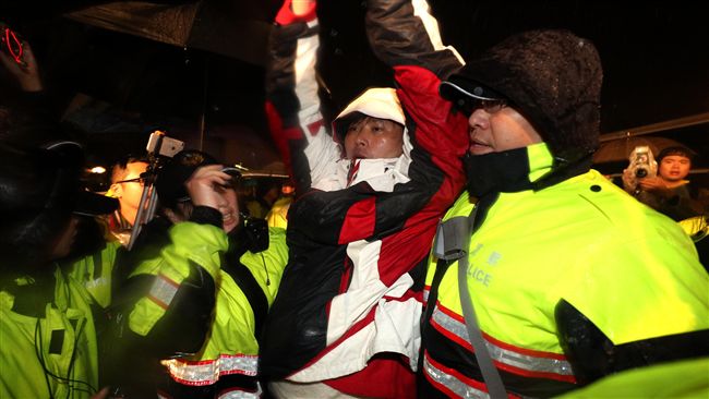 揚言繼續奮戰！時力控警亂丟包