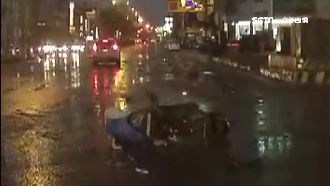 女騎士搶快闖紅燈　遭轎車撞飛半空中