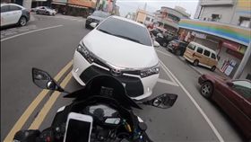  影／擊退逆向車反被酸　重機騎士心寒「原來要禮讓逆向」 圖／爆料公社