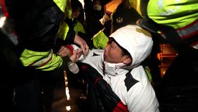 黃國昌跌倒時代力量立委在總統府前禁食抗議勞基法修法，警方8日凌晨強制拆除帳篷，時力立委黃國昌（前）在警方戒護下離開總統府前時，不慎跌倒。中央社記者張皓安攝 107年1月8日