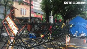 強制驅逐時力！警方大動作拒馬圍城　出入管制中