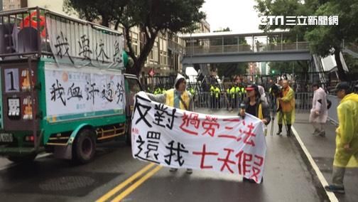 警方拒馬圍城　引勞團現身抗議修法