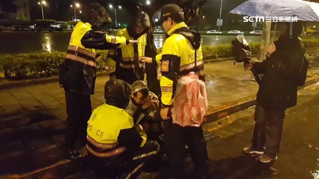 遭警方強制驅離　時力立委赴台大就醫