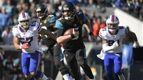 ▲美洲虎Blake Bortles突破前進。（圖／美聯社／達志影像）