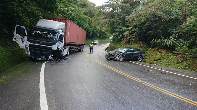 轎車蘇花過彎跨雙黃線　撞對向曳引車