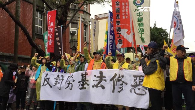 眾勞團高呼抗議口號！警方強力戒備