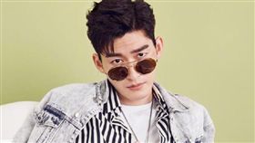 有霸道總裁專業戶的張翰被海關錯認成網拍代購。（圖／翻攝自張翰微博）